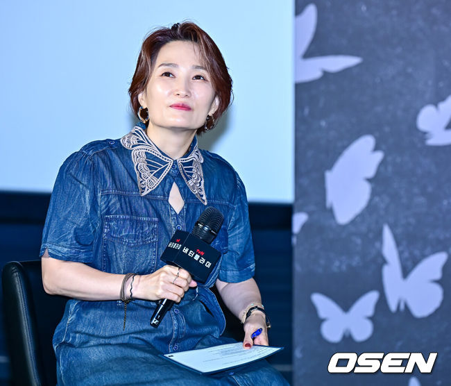 [OSEN=지형준 기자] 21일 서울 용산구 CGV 용산아이파크몰에서 아마존프라임 시리즈 ‘버터플라이’ 내한 기자간담회가 열렸다.동명 베스트셀러 그래픽 노블을 원작으로 한 ‘버터플라이(Butterfly)’는 전직 미 정보요원 데이비드 정(대니얼 대 킴)과 그를 제거하기 위해 파견된 현직 요원 레베카(레이나 하디스티)의 숨 막히는 추격전을 그린다.'로스트'의 글로벌 스타 대니얼 대 킴(Daniel Dae Kim)이 제작과 주연을 맡았고, 여기에 김태희, 박해수, 김나윤, 김지훈, 성동일, 이일화 등 한국 스타 배우가 대거 합류했다. 또한 서울의 랜드마크인 한강, 청계천, 종로, 여의도 등에서 주요 장면을 촬영하고, 예고편에 방탄소년단 제이홉의 솔로곡 ‘왓 이프(What If)’을 사용하는 등 ‘한국을 제대로 담은 미드’로 기대감을 높이고 있다.방송인 박경림이 간담회 진행을 하고 있다. 2025.08.21. / jpnews@osen.co.kr