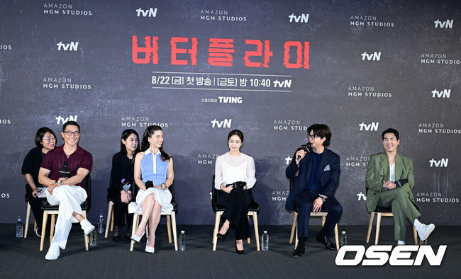 [OSEN=지형준 기자] 21일 서울 용산구 CGV 용산아이파크몰에서 아마존프라임 시리즈 ‘버터플라이’ 내한 기자간담회가 열렸다.동명 베스트셀러 그래픽 노블을 원작으로 한 ‘버터플라이(Butterfly)’는 전직 미 정보요원 데이비드 정(대니얼 대 킴)과 그를 제거하기 위해 파견된 현직 요원 레베카(레이나 하디스티)의 숨 막히는 추격전을 그린다.'로스트'의 글로벌 스타 대니얼 대 킴(Daniel Dae Kim)이 제작과 주연을 맡았고, 여기에 김태희, 박해수, 김나윤, 김지훈, 성동일, 이일화 등 한국 스타 배우가 대거 합류했다. 또한 서울의 랜드마크인 한강, 청계천, 종로, 여의도 등에서 주요 장면을 촬영하고, 예고편에 방탄소년단 제이홉의 솔로곡 ‘왓 이프(What If)’을 사용하는 등 ‘한국을 제대로 담은 미드’로 기대감을 높이고 있다.배우 대니얼 대 킴, 레이나 하디스티, 김태희, 김지훈, 션 리차드가 간담회를 하고 있다. 2025.08.21. / jpnews@osen.co.kr