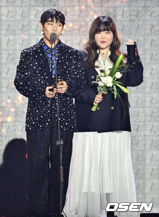 [OSEN=부산, 이석우 기자]10일 오후 부산 벡스코에서 써클차트 뮤직 어워즈 2023 시상식이 열렸다.부산 이즈 굿 상을 수상한 악뮤가 소감을 전하고 있다. 2024.01.10 / foto0307@osen.co.kr