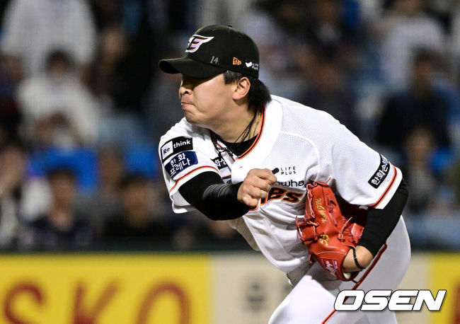 [OSEN=대전, 최규한 기자] 16일 오후 대전 한화생명이글스파크에서 ‘2023 신한은행 SOL KBO리그’ 한화 이글스와 롯데 자이언츠의 경기가 열렸다.연장 10회초 마운드에 오른 한화 투수 강재민이 힘차게 공을 뿌리고 있다. 2023.05.16 / dreamer@osen.co.kr