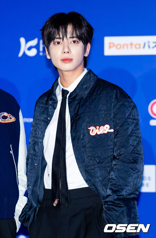 [OSEN=오사카(일본), 민경훈 기자] 22일 오후 일본 교세라 돔 오사카서'2024 MAMA AWARDS(마마 어워즈)'레드카펫 행사가 진행됐다.'2024 MAMA AWARDS'는 현지시간 기준으로 21일 미국 LA 돌비씨어터에서, 22일과 23일에 일본 교세라 돔 오사카에서 개최된다.투모로우바이투게더(TOMORROW X TOGETHER) 태현이 레드카펫을 밟으며 포즈를 취하고 있다. 2024.11.22 /rumi@osen.co.kr