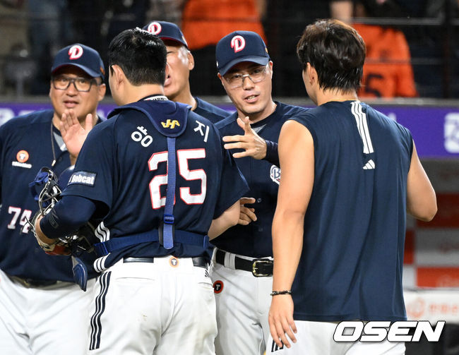 [OSEN=대전, 이대선 기자] 프로야구 두산 베어스가 파죽의 5연승을 질주했다. 한화 이글스는 3연패를 당하며 1위에서 멀어졌다.두산은 19일 대전 한화생명볼파크에서 열린 2025 신한 SOL Bank KBO리그 한화와의 원정경기를 6-5로 재역전승했다.경기 종료 후 두산 조성환 감독대행이 양의지와 승리의 기쁨을 나누고 있다. 2025.08.19 /sunday@osen.co.kr