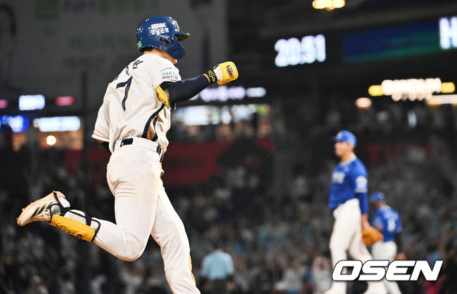 [OSEN=창원, 이석우 기자] 21일 창원NC파크에서 2025 신한 SOL 뱅크 KBO 리그 NC 다이노스와 삼성 라이온즈의 경기가 열렸다. NC 다이노스 김주원이 7회초 2사 1루 우중원 역전 2점 홈런을 치고 하이파이브를 하고 있다. 2025.08.21 / foto0307@osen.co.kr