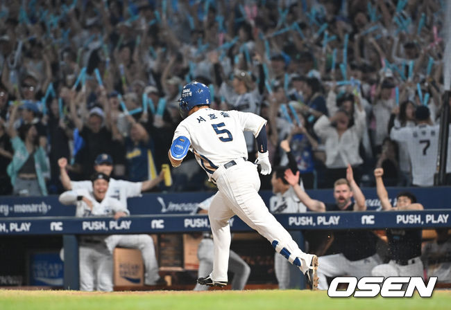 [OSEN=창원, 이석우 기자] 21일 창원NC파크에서 2025 신한 SOL 뱅크 KBO 리그 NC 다이노스와 삼성 라이온즈의 경기가 열렸다. NC 다이노스 서호철이 8회말 2사 3루 좌월 2점 홈런을 치고 환호하고 있다. 2025.08.21 / foto0307@osen.co.kr