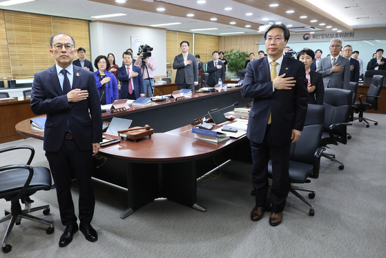 고학수 개인정보보호위원회 위원장과 위원들이 지난 5월 14일 서울 종로구 정부서울청사에서 열린 제11회 전체회의에서 국기에 경례하고 있다. [연합뉴스]