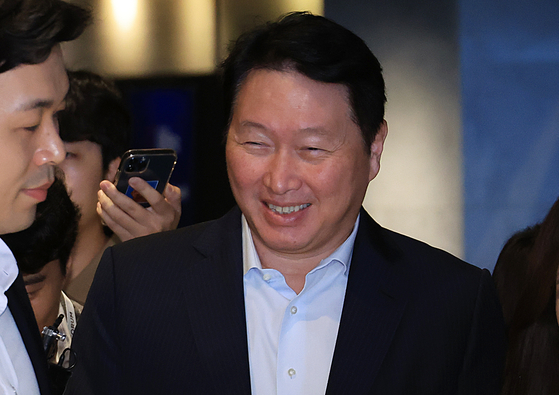 최태원 SK그룹 회장이 지난 18일 서울 워커힐호텔에서 열린 '이천포럼2025'행사에 참석하고 있다. 연합뉴스