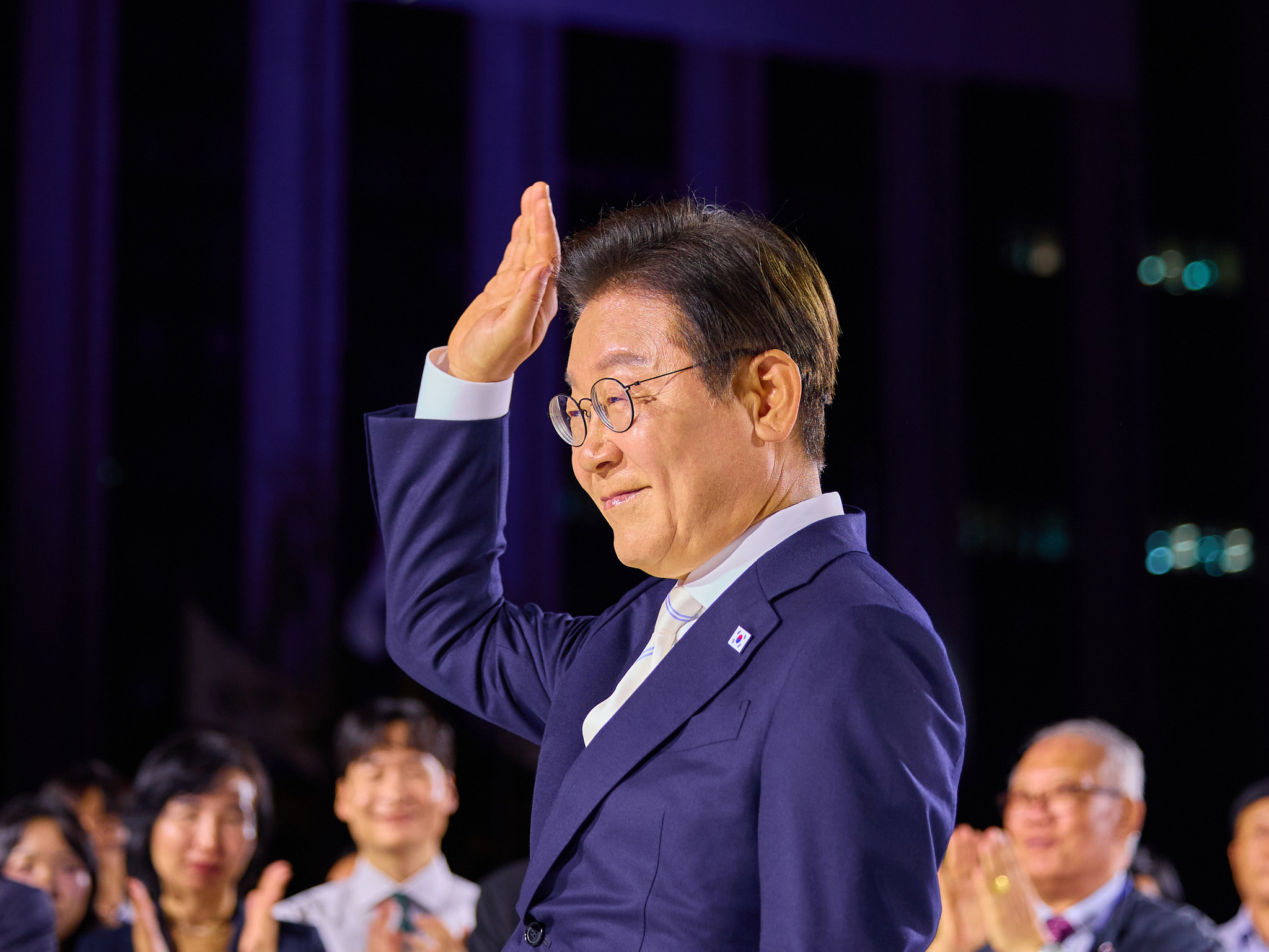 이재명 대통령이 지난 15일 서울 세종대로 광화문광장에서 열린 ‘광복 80년, 국민 주권으로 미래를 세우다’ 제21대 대통령 국민 임명식에서 손 들어 인사하고 있다. 뉴스1