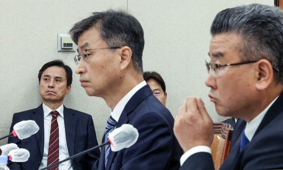 지난 2023년 10월 국회 법제사법위원회가 감사원에 대한 국정감사를 열었다. 사진은 왼쪽부터 조은석 당시 감사위원, 최재해 감사원장, 유병호 당시 사무총장. 김성룡 기자