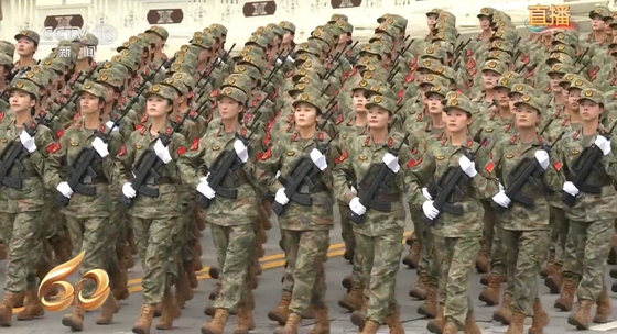 21일 중국 티베트 라싸에서 열린 자치구 성립 60주년 경축대회에서 여성 민병대오가 행군하고 있다. CC-TV 캡처