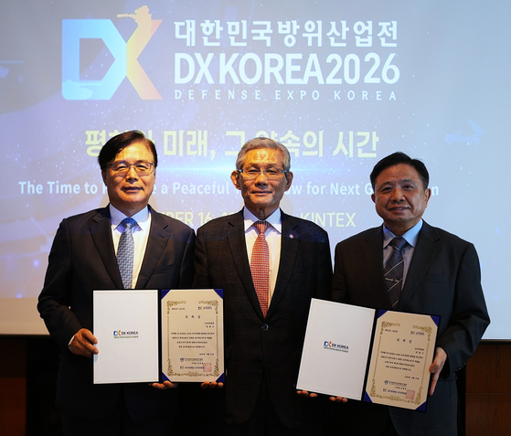 대한민국 방위산업전(DX KOREA 2026) 조직위원회는 21일 서울 삼성동 오크우드호텔에서 발대식을 열었다. 김영후 (사)한국방위산업MICE협회 이사장(가운데)이 권평오 전 KOTRA 사장(왼쪽)과 박한기 전 합참의장에게 공동조직위원장 위촉장을 전달하고 있다. 사진 DX KOREA 2026 조직위원회