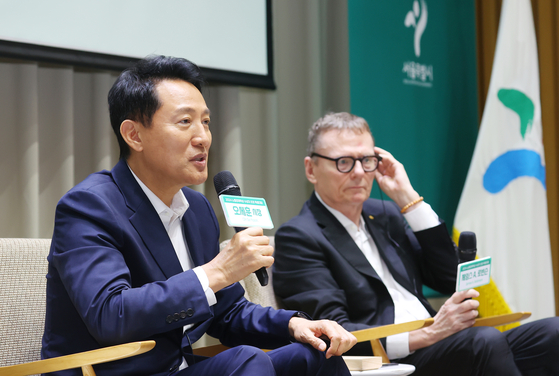 오세훈 서울시장이 21일 서울시청에서 열린 노벨경제학상 수상자 초청 '지속가능한 번영을 위한 길' 특별대담에서 발언하고 있다. 연합뉴스