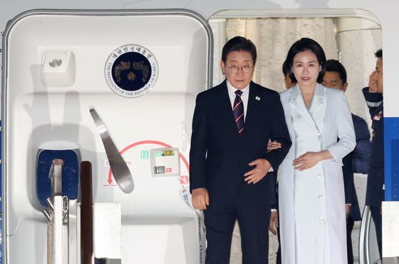 이재명 대통령과 부인 김혜경 여사가 19일 새벽 캐나다에서 열린 주요7개국(G7) 정상회의 참석을 마치고 경기도 성남 서울공항을 통해 귀국하고 있다. 뉴스1