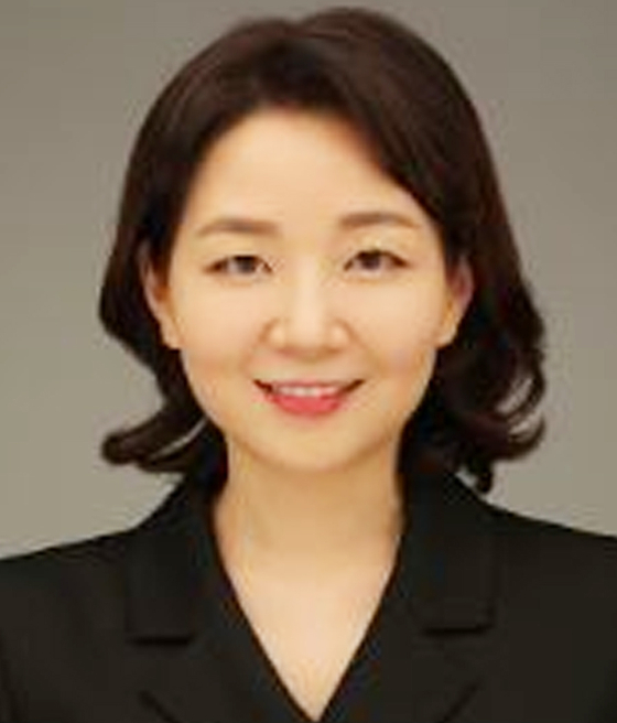 이재명 정부의 첫 검찰 중간 간부 인사가 21일 단행됐다. 법무부는 이날 고검 검사급(차장·부장검사) 665명, 일반검사 30명 등 검사 695명에 대한 전보 인사를 시행했다고 밝혔다.   전국 최대 검찰청의 '2인자'이자 최선임 차장인 서울중앙지검 1차장은 최재아(사법연수원 34기) 김천지청장이 맡게 됐다. 연합뉴스