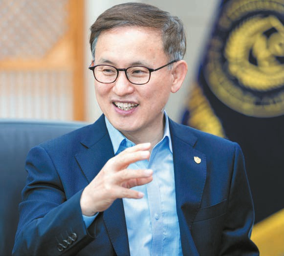 권진회 총장은 “우주항공·방산 분야 글로벌 톱 10 진입, 2030년 세계대학 100위권 진입이 목표”라며 “영국 케임브리지대학교처럼, 경상국립대가 경남을 세계에 알리는 상징이 될 수 있도록 노력하겠다”고 말했다. [사진 경상국립대]