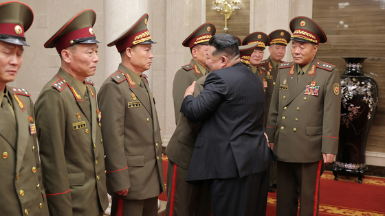 김정은 북한 국무위원장이 20일 조선민주주의인민공화국 국가표창수여식에 참가하기 위하여 귀국한 조선인민군 해외작전부대 주요지휘관들을 격려하는 모습. [노동신문=뉴스1]