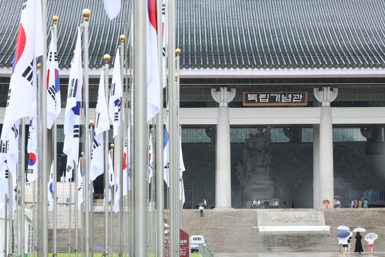 광복 80주년을 하루 앞둔 지난 14일 충남 천안 독립기념관에 시민들의 발걸음이 이어지고 있다. 연합뉴스