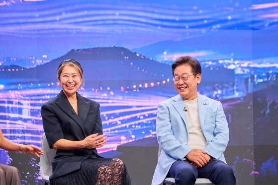 이재명 대통령이 20일 서울 서초동 아리랑국제방송에서 녹화되는 특별 프로그램 '케이팝 더 넥스트 챕터(K-Pop:The Next Chapter)'에 출연해 넷플릭스 애니메이션 '케이팝 데몬 헌터스'(케데헌) 메기 강 감독과 K팝 산업의 미래에 관해 논의하고 있다. 사진 대통령실