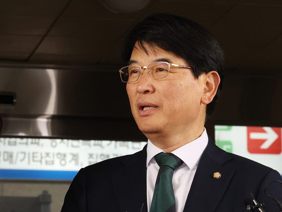 보좌진을 성추행한 혐의 등으로 불구속기소 된 무소속 박완주 의원이 지난 2023년 8월 30일 서울 남부지법에서 열린 첫 공판기일에 출석하며 기자의 질문에 답하고 있다. 연합뉴스