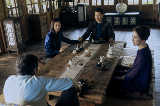 김태희와 대니얼 대 킴은 부부 사이로 등장한다. 사진 tvN, Amazon MGM Studios