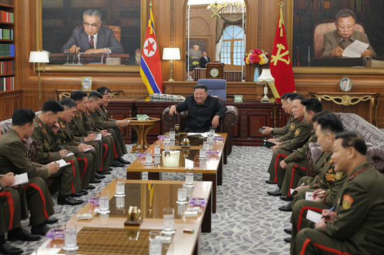 김정은 북한 국무위원장이 지난 20일 노동당 본부청사에서 조선민주주의인민공화국 국가표창수여식에 참가하기 위하여 귀국한 조선인민군 해외작전부대 주요지휘관들을 만나는 모습. [노동신문=뉴스1]