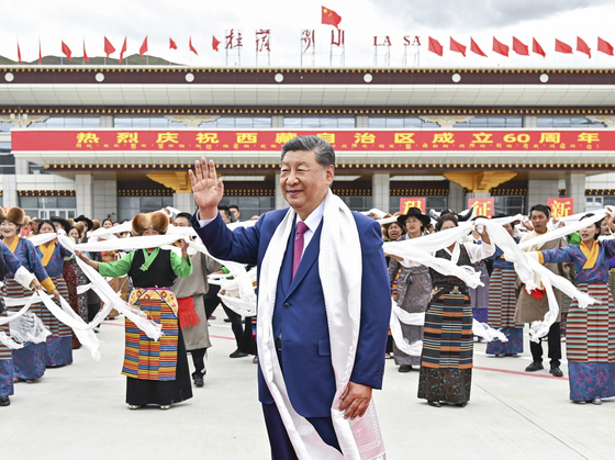20일 시진핑 중국 국가주석이 티베트 라싸에 도착해 환영하는 군중에게 손을 흔들어 답례하고 있다. 시 주석은 중국 권력서열 1위 인사로는 처음으로 티베트 자치구 성립 60주년 기념 행사에 참석했다. 신화=연합뉴스