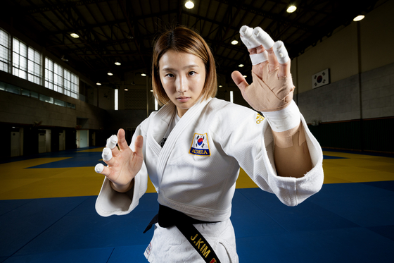 네 번의 손목 수술을 딛고 다시 달리는 재일동포 유도 국가대표 김지수. 왼손엔 테이핑이 칭칭 감겼다. 전민규 기자