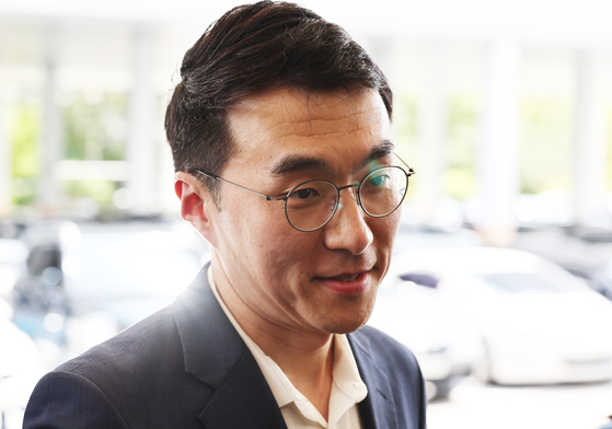 거액의 가상자산(코인) 보유 사실을 숨기려 국회에 허위 재산 신고를 한 혐의로 기소됐다 1심에서 무죄를 선고받은 김남국 전 의원이 21일 서울 양천구 서울남부지방법원에서 열린 2심 선고에 출석하고 있다. 연합뉴스