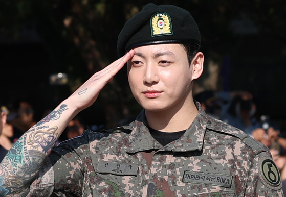 BTS 정국은 군 입대 직후인 지난해 1월 해킹조직에게 증권계좌 명의를 도용당했 약 84억원의 하이브 주식을 탈취당할 위기에 놓였다. 하지마 소속사의 신속한 지급정지 조치 등으로 금전 피해는 발생하지 않았다. 뉴스1