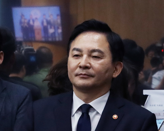 2023년 7월 6일 원희룡 당시 국토교통부 장관이 서울 여의도 국회 소통관에서 양평 고속도로 관련 국민의힘 국토교통위 의원들의 기자회견을 지켜보고 있다. 뉴스1
