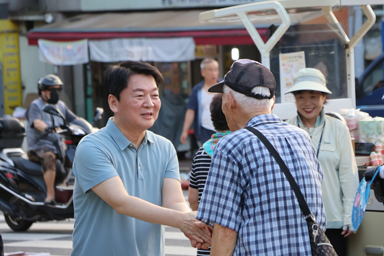 안철수 국민의힘 당대표 후보가 21일 대구 달성공원 새벽시장을 찾아 인사하고 있다. [뉴스1]