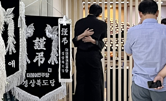 지난 20일 오후 경북 청도군 화양읍 청도대남병원장례식장에 마련된 경부선 무궁화호 열차 사고 희생자 A(30) 씨 빈소에서 어머니가 아들의 친구를 부둥켜안으며 오열하고 있다. 뉴스1