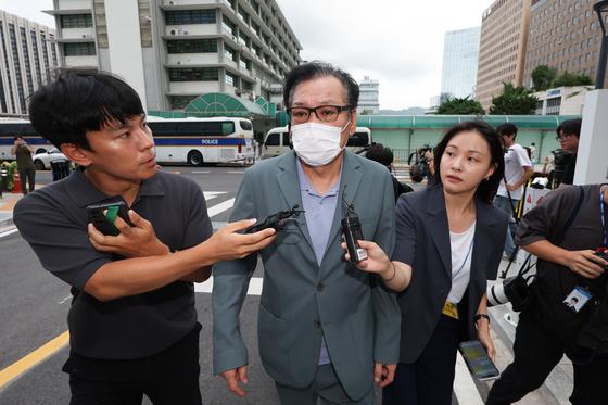 건진법사 전성배씨가 21일 서울 종로구에 마련된 김건희 특별검사팀 사무실로 향하고 있다. 전씨는 이날 법원의 구속 심사를 포기했다. [뉴스1]