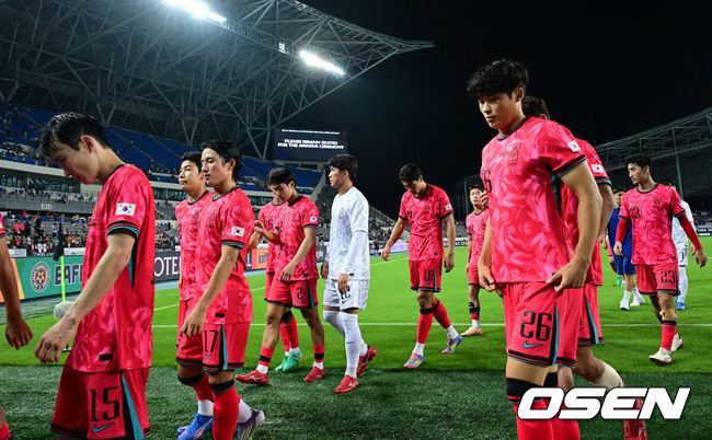 [OSEN=용인, 지형준 기자] 대굴욕이다. 한국축구가 일본에 사상 첫 3연패를 당했다.홍명보 감독이 이끄는 남자축구대표팀은 15일 오후 7시 24분 용인 미르스타디움에서 개최되는 2025 동아시아축구연맹(EAFF) E-1 챔피언십(동아시안컵) 3차전에서 숙적 일본에게 0-1로 패해 우승컵 탈환에 실패했다.대회 3승의 일본이 통산 세 번째 우승을 달성했다. 일본은 안방의 한국을 누르고 대회 2연패까지 가져갔다. 한국은 여전히 5회 우승으로 최다우승이지만 2개 대회 연속 일본에 밀렸다.경기를 마치고 한국 선수들이 패배를 아쉬워하고 있다. 2025.07.15 / jpnews@osen.co.kr