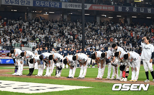 [OSEN=대전, 이대선 기자] 프로야구 두산 베어스가 박계범의 깜짝 만루 홈런으로 7연승을 질주했다. 류현진을 내고도 패한 한화 이글스는 시즌 팀 최다 5연패 충격에 빠졌다.두산은 21일 대전 한화생명볼파크에서 열린 2025 신한 SOL Bank KBO리그 한화와의 원정경기를 6-3으로승리했다.경기 종료 후 한화 선수들이 관중석을 향해 인사를 하고 있다. 2025.08.21 /sunday@osen.co.kr