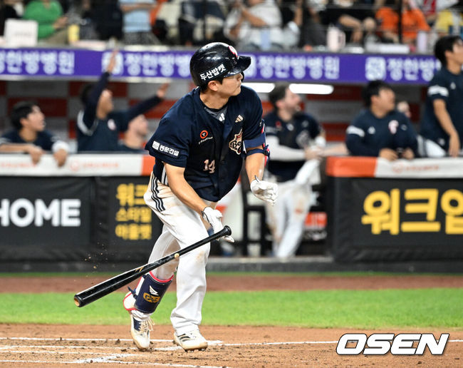 [OSEN=대전, 이대선 기자] 21일 오후 대전 한화생명볼파크에서 2025 신한 SOL Bank KBO리그 한화 이글스와 두산 베어스의 경기가 열렸다.한화는 류현진, 두산은 콜어빈을 선발로 내세웠다.7회초 무사 만루에서 두산 박계범이 만루 홈런을 치고 있다. 2025.08.21 /sunday@osen.co.kr