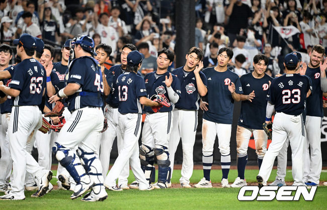 [OSEN=대전, 이대선 기자] 프로야구 두산 베어스가 박계범의 깜짝 만루 홈런으로 7연승을 질주했다. 류현진을 내고도 패한 한화 이글스는 시즌 팀 최다 5연패 충격에 빠졌다.두산은 21일 대전 한화생명볼파크에서 열린 2025 신한 SOL Bank KBO리그 한화와의 원정경기를 6-3으로승리했다.경기 종료 후 두산 선수들이 승리의 기쁨을 나누고 있다. 2025.08.21 /sunday@osen.co.kr