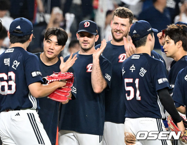 [OSEN=대전, 이대선 기자] 프로야구 두산 베어스가 박계범의 깜짝 만루 홈런으로 7연승을 질주했다. 류현진을 내고도 패한 한화 이글스는 시즌 팀 최다 5연패 충격에 빠졌다.두산은 21일 대전 한화생명볼파크에서 열린 2025 신한 SOL Bank KBO리그 한화와의 원정경기를 6-3으로승리했다.경기 종료 후 두산 잭로그가 동료들과 승리의 기쁨을 나누고 있다. 2025.08.21 /sunday@osen.co.kr