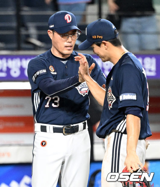 [OSEN=대전, 이대선 기자] 프로야구 두산 베어스가 박계범의 깜짝 만루 홈런으로 7연승을 질주했다. 류현진을 내고도 패한 한화 이글스는 시즌 팀 최다 5연패 충격에 빠졌다.두산은 21일 대전 한화생명볼파크에서 열린 2025 신한 SOL Bank KBO리그 한화와의 원정경기를 6-3으로승리했다.경기 종료 후 두산 조성환 감독대행이 박계범과 승리의 기쁨을 나누고 있다. 2025.08.21 /sunday@osen.co.kr