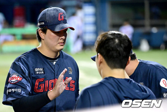 [OSEN=잠실, 최규한 기자] 21일 서울 잠실야구장에서 ‘2025 신한 SOL Bank KBO리그’ LG 트윈스와 롯데 자이언츠의 경기가 열렸다.홈팀 LG는 요니 치리노스, 방문팀 롯데는 이민석을 선발로 내세웠다.연장 10회말 2사 만루 상황 LG 문보경을 내야 땅볼로 이끌며 실점없이 이닝을 마친 롯데 투수 김원중이 더그아웃으로 향하고 있다. 2025.08.21 / dreamer@osen.co.kr