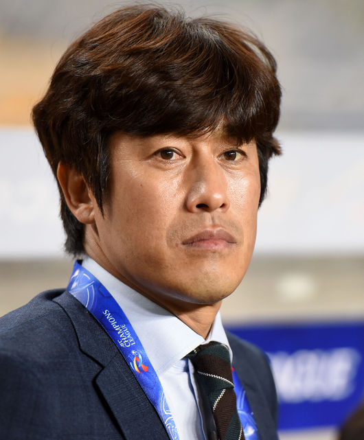 [OSEN=수원, 최규한 기자] 3일 오후 수원 월드컵경기장에서 아시아축구연맹(AFC) 챔피언스리그(ACL) H조 조별리그 5차전 수원 삼성과 시드니 FC와 경기가 열렸다.경기 시작을 앞두고 수원 서정원 감독이 경기장을 바라보고 있다. /dreamer@osen.co.kr