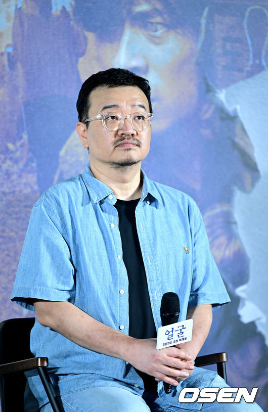 [OSEN=최규한 기자] 22일 오전 서울 자양동 롯데시네마 건대입구에서 영화 ‘얼굴’ (감독 연상호) 제작보고회가 열렸다.'얼굴'은앞을 못 보지만 전각 분야의 장인으로 거듭난 ‘임영규’와 살아가던 아들 ‘임동환’이 40년간 묻혀 있던 어머니의 죽음에 대한 미스터리를 파헤치는 이야기를 그린 영화다.연상호 감독이 인사말을 준비하고 있다. 2025.08.22 / dreamer@osen.co.kr