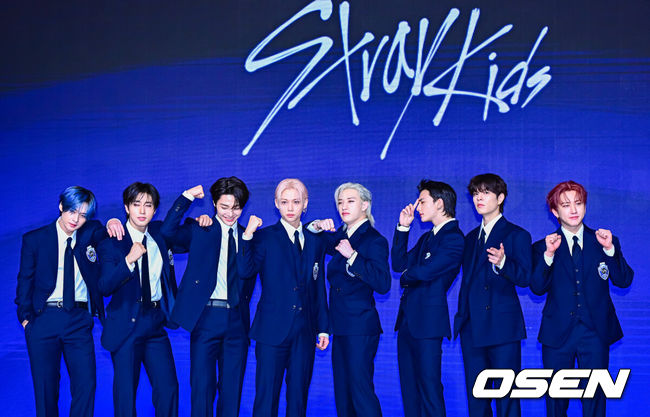 [OSEN=지형준 기자] 22일 서울 영등포구 여의도동 콘래드 서울에서 스트레이 키즈 정규 4집 'KARMA' OPENING CEREMONY가 열렸다.스트레이 키즈는 이날 네 번째 정규 앨범 'KARMA'(카르마)를 발매하고 컴백한다. 데뷔곡 'District 9'(디스트릭트 9)부터 발표한 모든 곡 제작에 참여한 '자체 프로듀싱 그룹' 스트레이 키즈는 이번 신작 수록 총 11트랙 전곡 작업에 참여해 그룹 개성을 살렸다. 무수한 외부 시선과 내면 갈등 속에서도 흔들리지 않고 나아가며 스스로의 길을 개척해 온 이들의 단단한 철학과 성장 서사를 다양한 장르의 곡으로 신보에 담아냈다.스트레이 키즈가 포토타임을 하고 있다. 2025.08.22 / jpnews@osen.co.kr