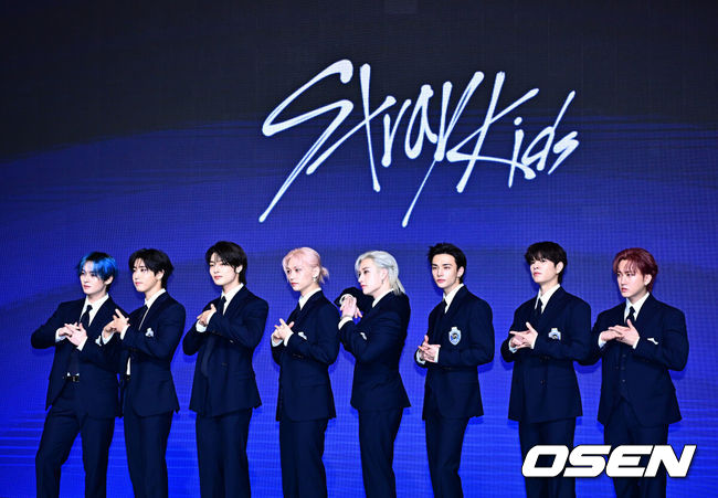 [OSEN=지형준 기자] 22일 서울 영등포구 여의도동 콘래드 서울에서 스트레이 키즈 정규 4집 'KARMA' OPENING CEREMONY가 열렸다.스트레이 키즈는 이날 네 번째 정규 앨범 'KARMA'(카르마)를 발매하고 컴백한다. 데뷔곡 'District 9'(디스트릭트 9)부터 발표한 모든 곡 제작에 참여한 '자체 프로듀싱 그룹' 스트레이 키즈는 이번 신작 수록 총 11트랙 전곡 작업에 참여해 그룹 개성을 살렸다. 무수한 외부 시선과 내면 갈등 속에서도 흔들리지 않고 나아가며 스스로의 길을 개척해 온 이들의 단단한 철학과 성장 서사를 다양한 장르의 곡으로 신보에 담아냈다.스트레이 키즈가 포토타임을 하고 있다. 2025.08.22 / jpnews@osen.co.kr