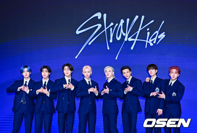 [OSEN=지형준 기자] 22일 서울 영등포구 여의도동 콘래드 서울에서 스트레이 키즈 정규 4집 'KARMA' OPENING CEREMONY가 열렸다.스트레이 키즈는 이날 네 번째 정규 앨범 'KARMA'(카르마)를 발매하고 컴백한다. 데뷔곡 'District 9'(디스트릭트 9)부터 발표한 모든 곡 제작에 참여한 '자체 프로듀싱 그룹' 스트레이 키즈는 이번 신작 수록 총 11트랙 전곡 작업에 참여해 그룹 개성을 살렸다. 무수한 외부 시선과 내면 갈등 속에서도 흔들리지 않고 나아가며 스스로의 길을 개척해 온 이들의 단단한 철학과 성장 서사를 다양한 장르의 곡으로 신보에 담아냈다.스트레이 키즈가 포토타임을 하고 있다. 2025.08.22 / jpnews@osen.co.kr