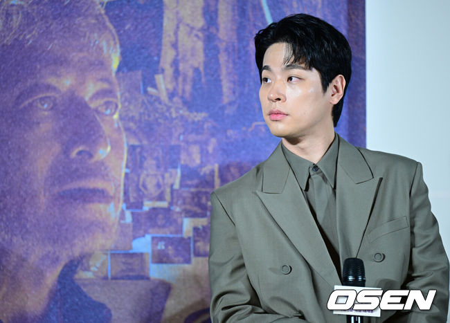 [OSEN=최규한 기자] 22일 오전 서울 자양동 롯데시네마 건대입구에서 영화 ‘얼굴’ (감독 연상호) 제작보고회가 열렸다.'얼굴'은앞을 못 보지만 전각 분야의 장인으로 거듭난 ‘임영규’와 살아가던 아들 ‘임동환’이 40년간 묻혀 있던 어머니의 죽음에 대한 미스터리를 파헤치는 이야기를 그린 영화다.배우 박정민이 인사말을 준비하고 있다. 2025.08.22 / dreamer@osen.co.kr