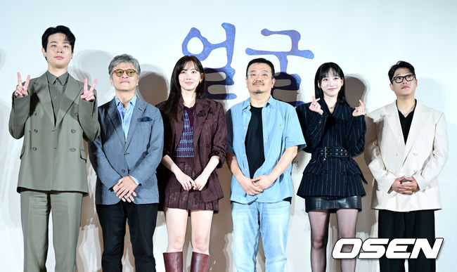 [OSEN=최규한 기자] 22일 오전 서울 자양동 롯데시네마 건대입구에서 영화 ‘얼굴’ (감독 연상호) 제작보고회가 열렸다.'얼굴'은앞을 못 보지만 전각 분야의 장인으로 거듭난 ‘임영규’와 살아가던 아들 ‘임동환’이 40년간 묻혀 있던 어머니의 죽음에 대한 미스터리를 파헤치는 이야기를 그린 영화다.배우 박정민, 권해효, 신현빈, 연상호 감독, 한지현, 임성재(왼쪽부터)가 포토타임을 하고 있다. 2025.08.22 / dreamer@osen.co.kr