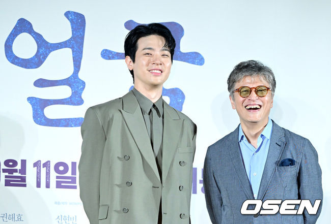 [OSEN=최규한 기자] 22일 오전 서울 자양동 롯데시네마 건대입구에서 영화 ‘얼굴’ (감독 연상호) 제작보고회가 열렸다.'얼굴'은앞을 못 보지만 전각 분야의 장인으로 거듭난 ‘임영규’와 살아가던 아들 ‘임동환’이 40년간 묻혀 있던 어머니의 죽음에 대한 미스터리를 파헤치는 이야기를 그린 영화다.배우 박정민과 권해효가 포토타임을 하고 있다. 2025.08.22 / dreamer@osen.co.kr