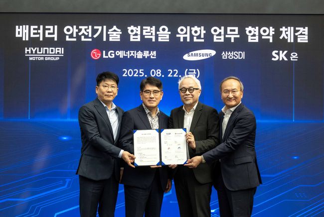 LG에너지솔루션대표이사김동명사장,현대차·기아R&D본부장양희원사장,삼성SDI대표이사최주선사장,SK온대표이사이석희사장(왼쪽부터)이‘배터리안전기술협력을위한업무협약체결식’을 열고 있다.