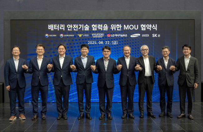 서울대학교화학생물공학부최장욱교수,국토교통부모빌리티자동차국김흥목국장,현대차·기아전동화에너지솔루션담당김창환부사장,LG에너지솔루션대표이사김동명사장,현대차·기아R&D본부양희원사장,SK온대표이사이석희사장,삼성SDI대표이사최주선사장,산업통상자원부자동차과박태현과장,현대차·기아전략기획실김동욱부사장(왼쪽부터)이‘배터리안전기술협력을위한업무협약체결식’에서기념사진을 찍었다. 