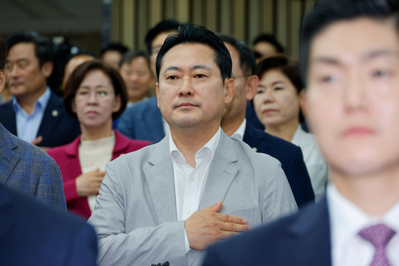 장동혁 국민의힘 당대표 후보가 21일 서울 여의도 국회에서 열린 의원총회에서 국민의례를 하고 있다. [뉴스1]